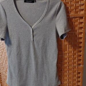 MEROKEETY. Light Gray Ribbed V-Neck Short Sleeve Top